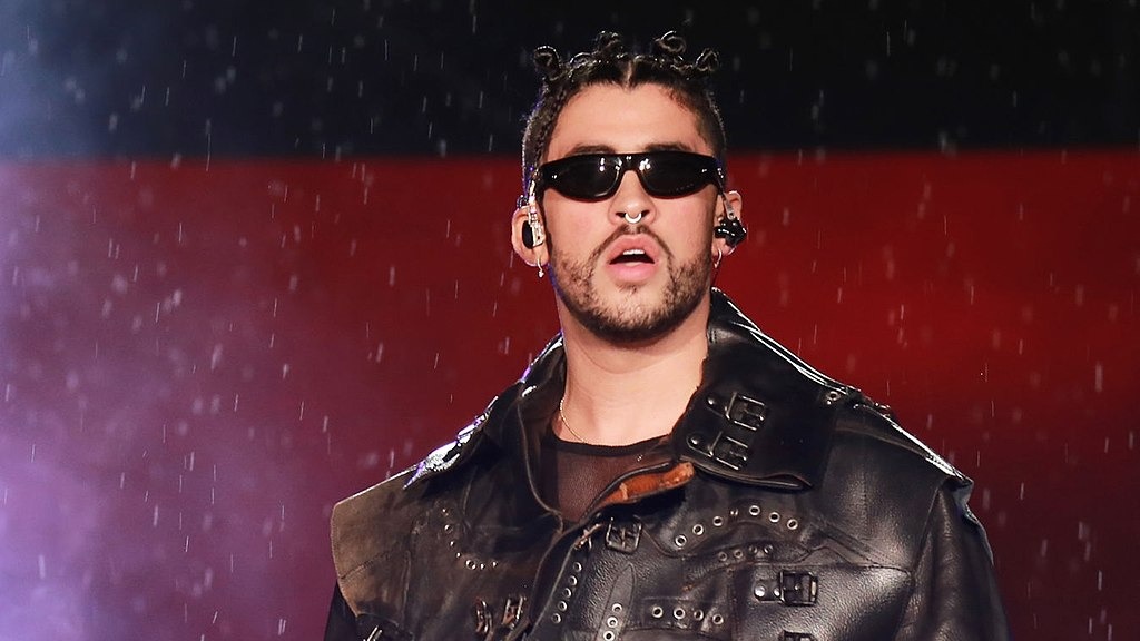 Bad Bunny : la polémique enfle après qu'il a jeté le smartphone...