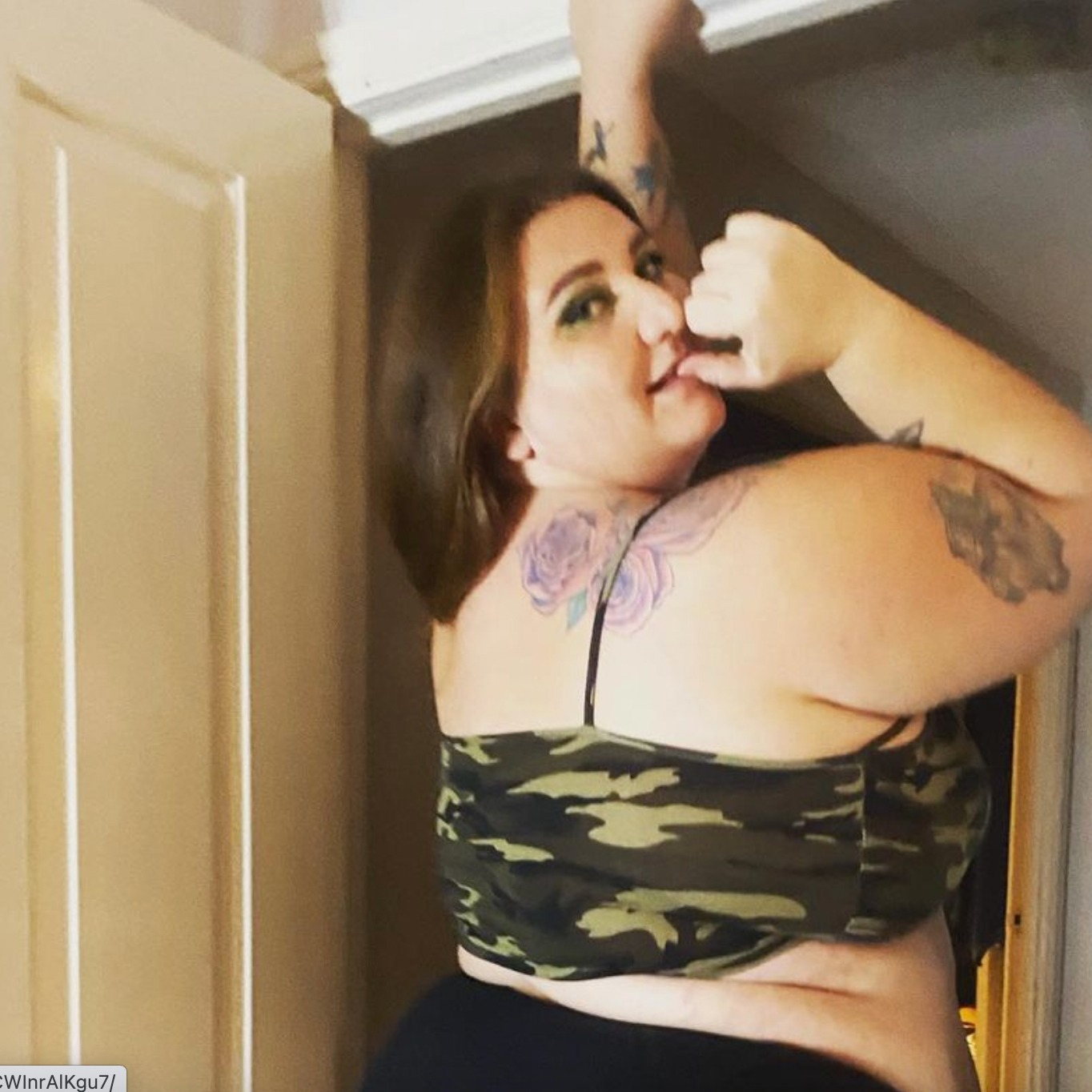 Elle gagne sa vie en vendant des vidéos delle coincée dans des portes  (Vidéo) - FORUM