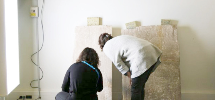 LOUVRE LENS : la restauration d'une stèle égyptienne depuis votre...