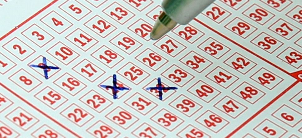 Elle découvre par hasard qu'elle a gagné le jackpot en parcourant...