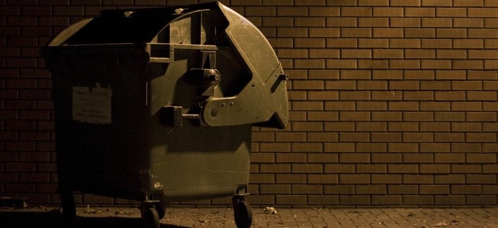 Jeté à la poubelle, un bébé échappe de peu au compresseur