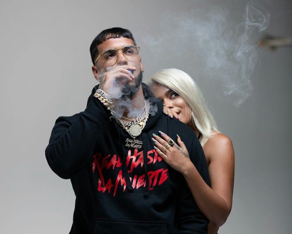 Anuel AA et Karol G : leur chambre d’hôtel cambriolée au Chili !