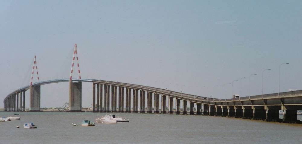 Un homme bloque le pont de Saint-Nazaire