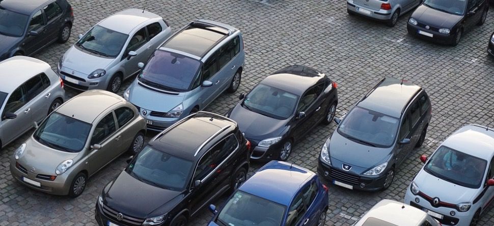 Il repeint les carrosseries des voitures mal garées et c'est...