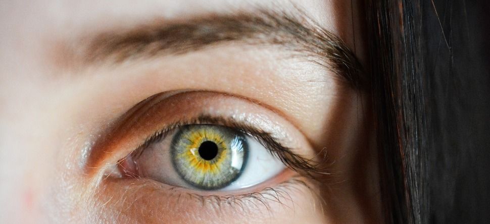 Sourcils de Noël : la tendance maquillage très étonnante (photos)