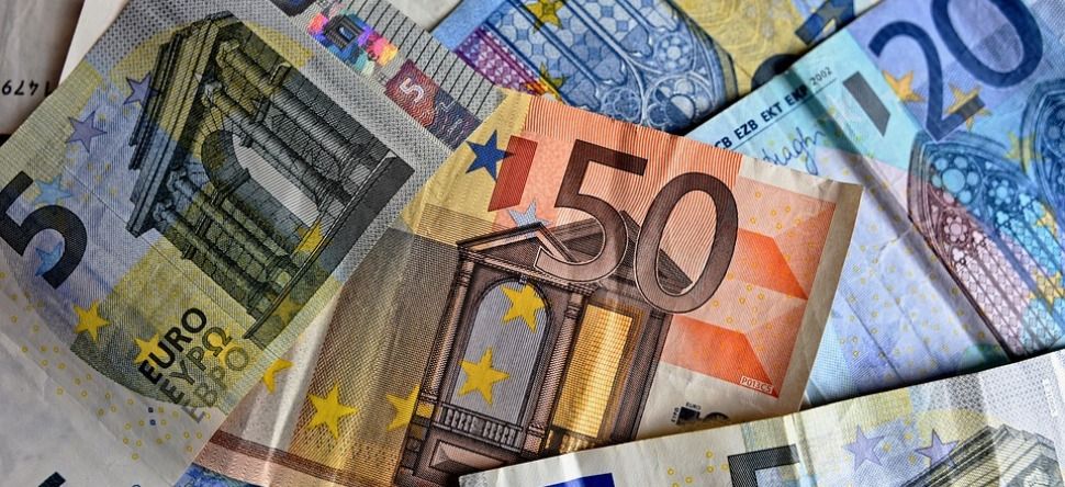 Un homme jette 20 000 euros de billets par sa fenêtre et fait le...
