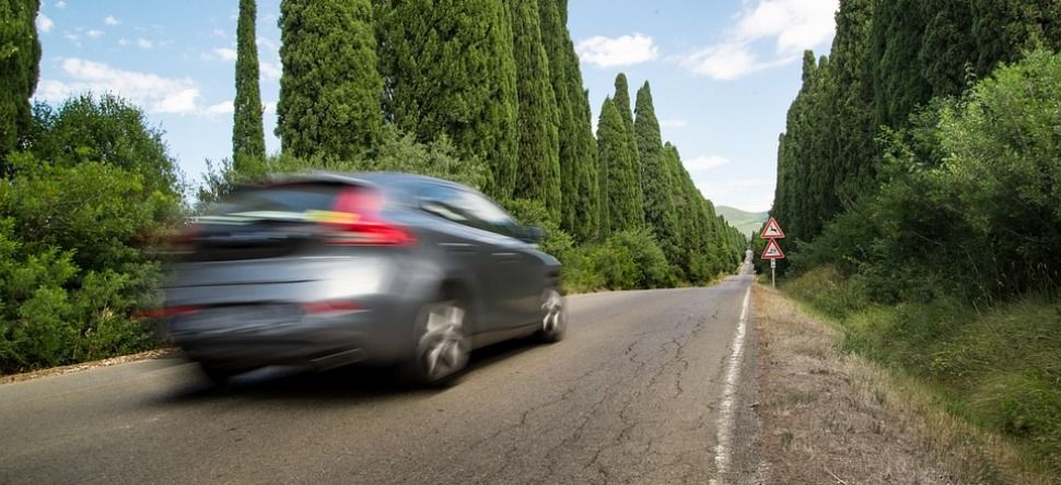 Un bébé tombe d’une voiture et se retrouve au milieu de la route...