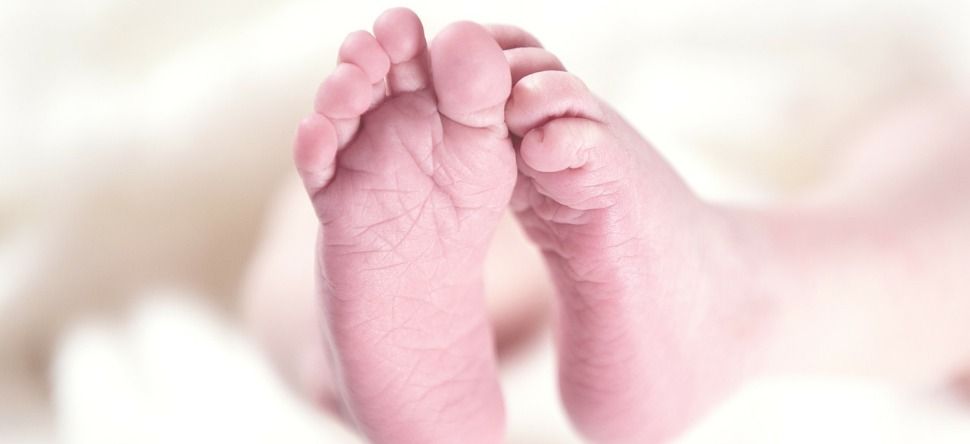 Ce bébé né avec les cheveux blancs fait le buzz sur la toile (photos)