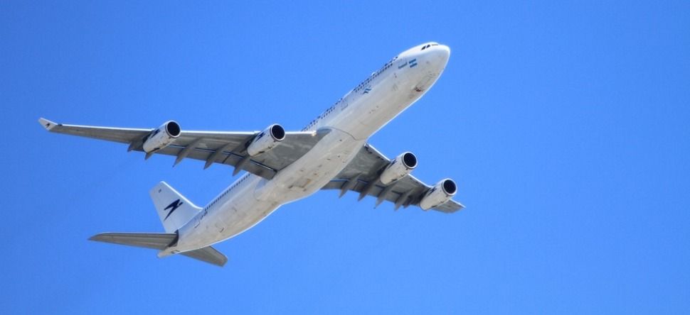 Elle ouvre l’issue de secours d’un avion pensant se rendre aux...