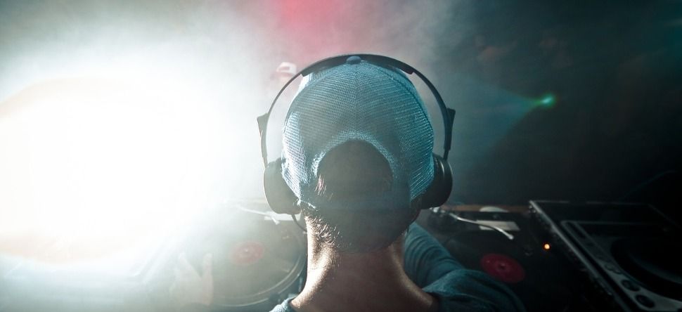 Le DJ de la soirée ne veut pas changer de chanson, il le tue