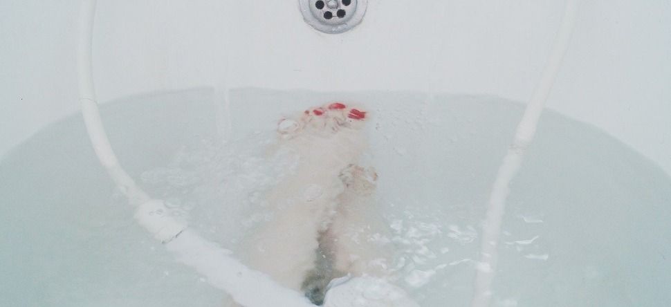 Une ado de 13 ans meurt électrocutée dans son bain probablement à...