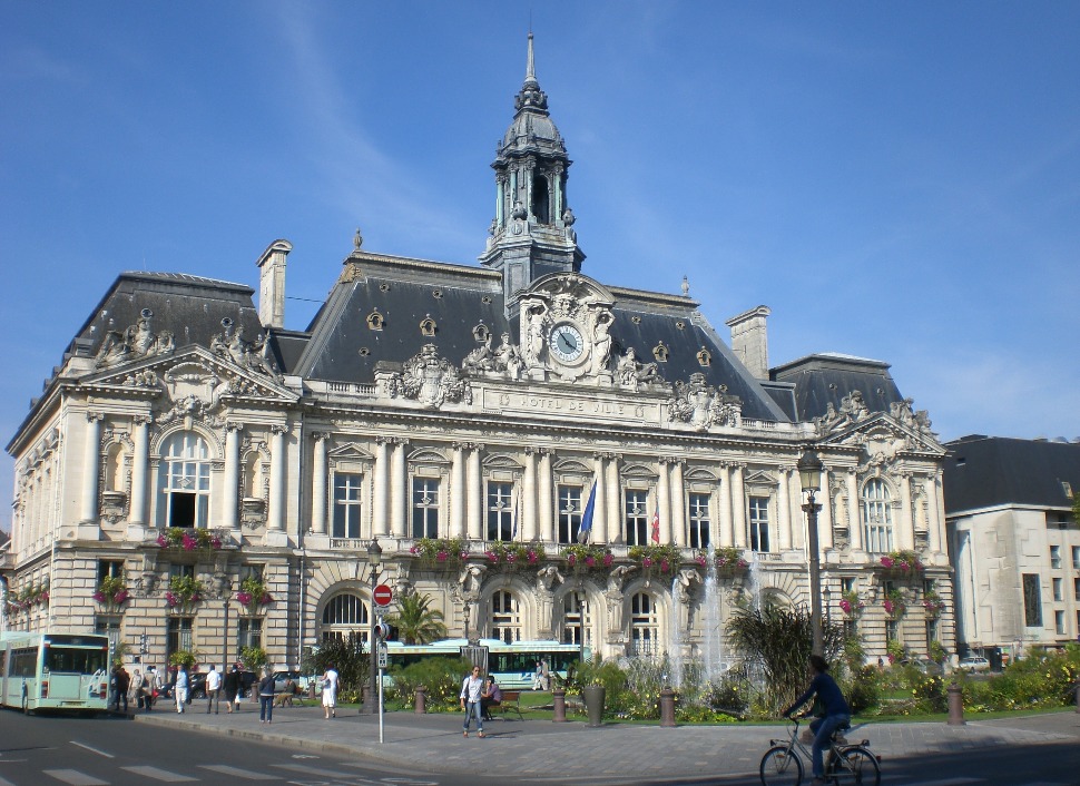 Tours : l’Hôtel de Ville éclairé en rouge pour alerter sur...