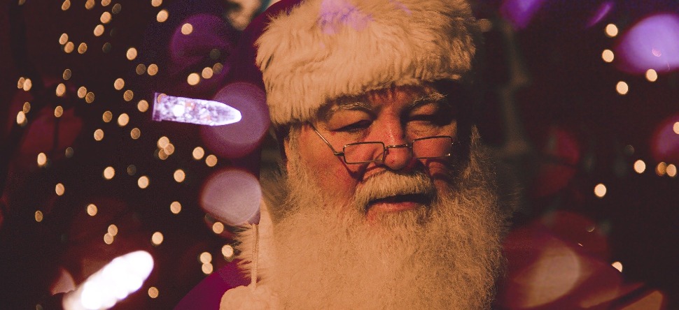 Blois : une manifestation en soutien au Père Noël, insulté et menacé