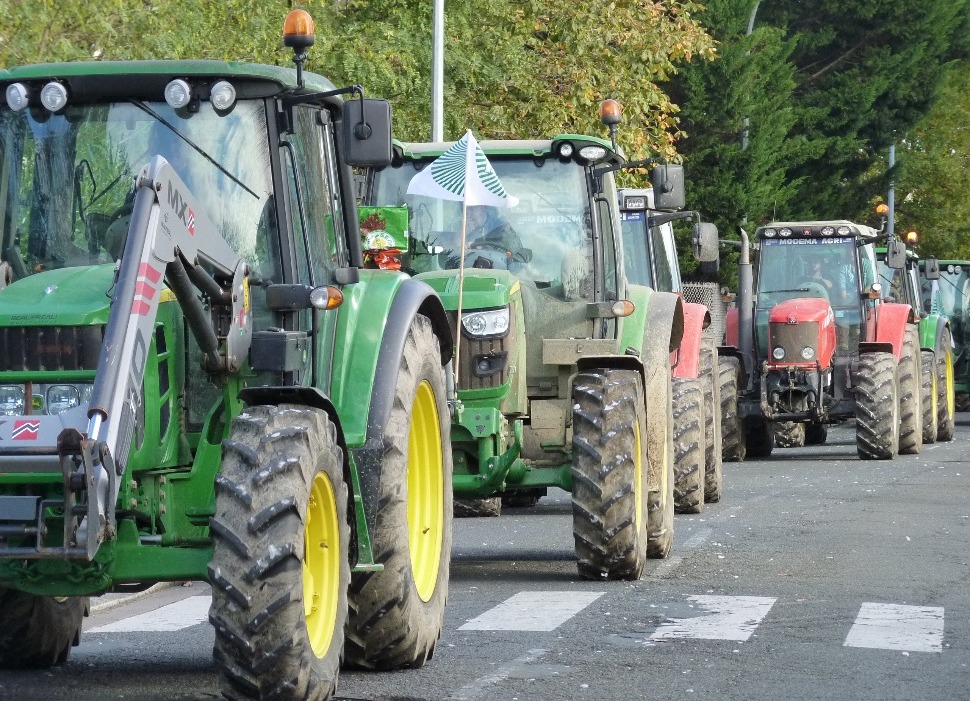 Angers : une centaine d’agriculteurs mobilisés devant une grande...