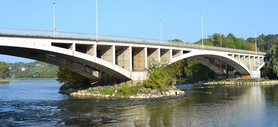 Tours : le pont Napoléon fermé aux voitures dans les deux sens...