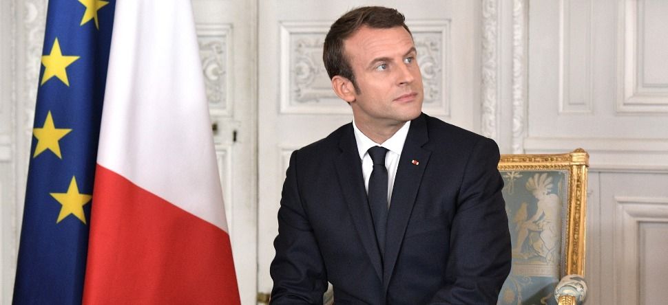 Salon de l’agriculture : Emmanuel Macron adopte une poule !