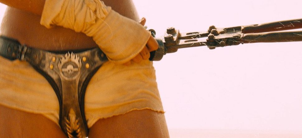 Elle appelle les pompiers pour sa ceinture de chasteté