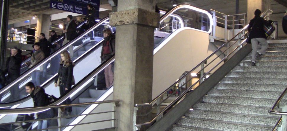 Métro: marcher sur un escalator gêne!