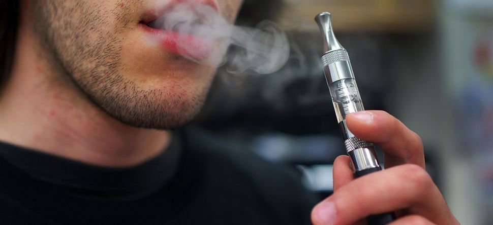 Sa cigarette électronique explose dans son pantalon