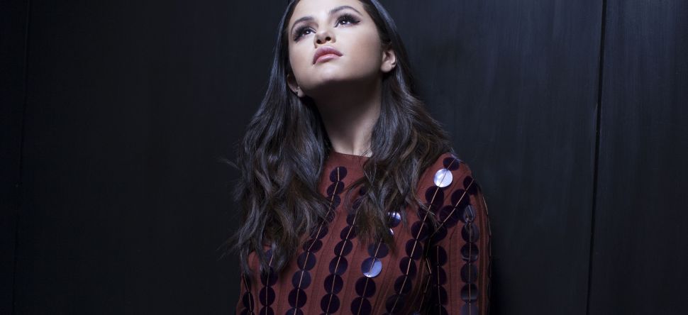 Selena Gomez tweete même bloquée dans un ascenseur
