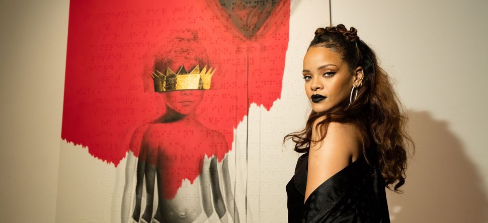 Rihanna dévoile le clip de Kiss It Better