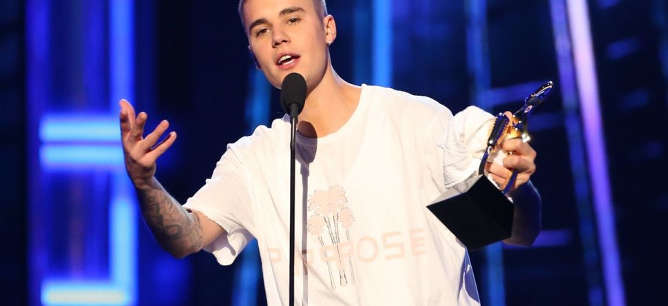 Justin Bieber jette le cadeau d'une fan devant elle