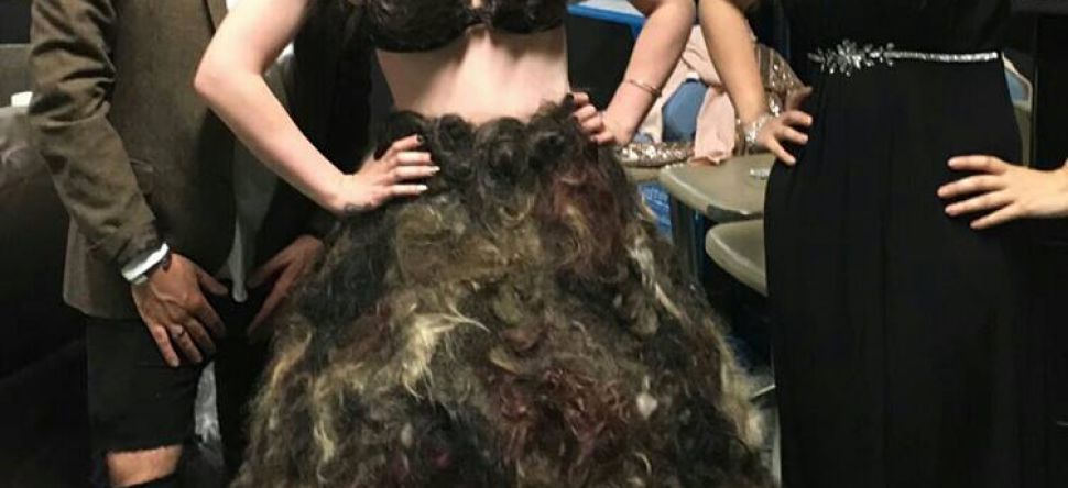 Elle crée la robe...en poils pubiens