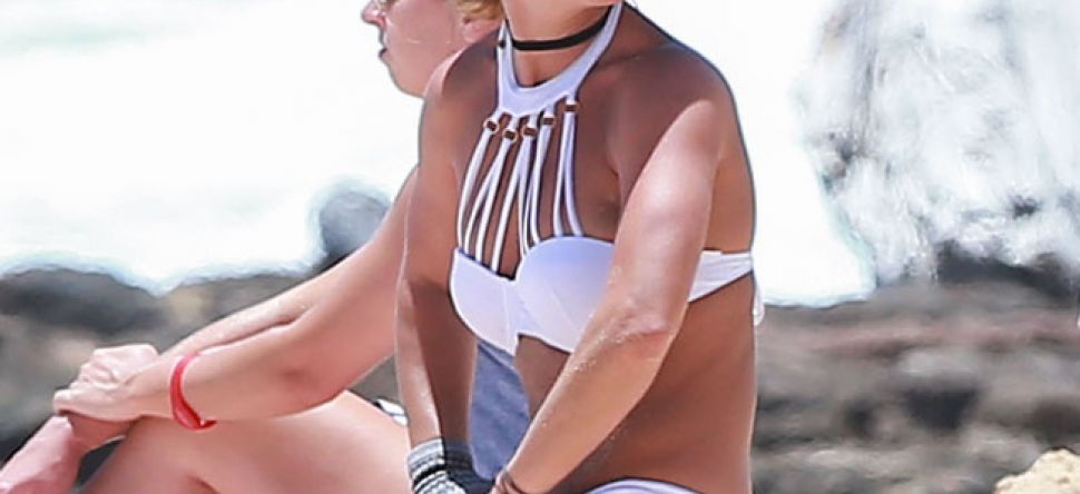 Britney Spears topless en vacances