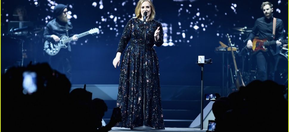 Adele chante pour Brad et Angelina