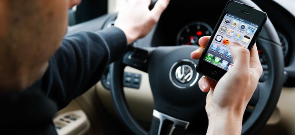 Il vole une voiture, tombe en panne et appelle la police!
