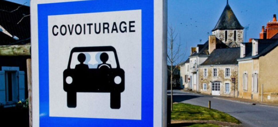 Il fait du covoiturage...sans voiture!