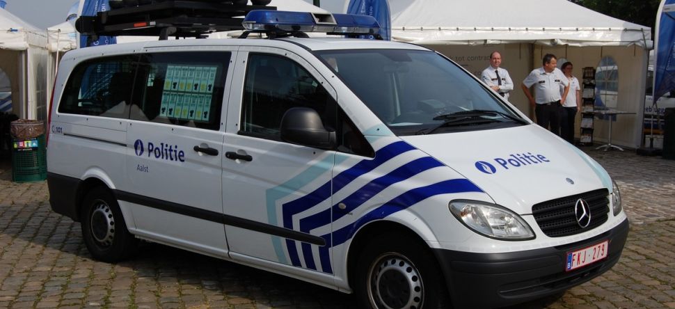 Pas contente, elle défèque dans un combi de police