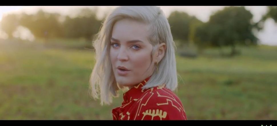 Anne-Marie en solo