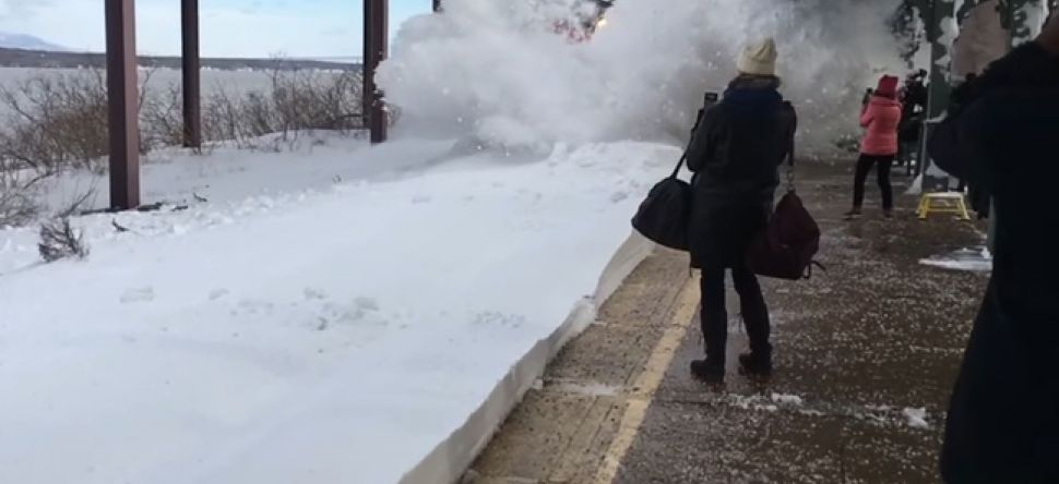 L'arrivée dingue d'un train dans une gare remplie de neige