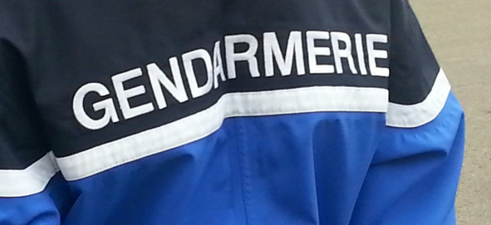 4 ans, elle appelle les gendarmes parce qu'elle s'ennuie