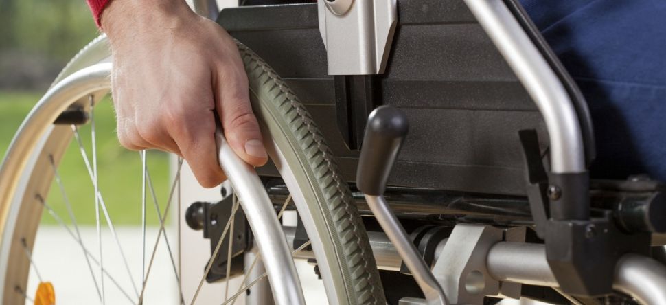 92 ans, il prend l'autoroute en fauteuil roulant