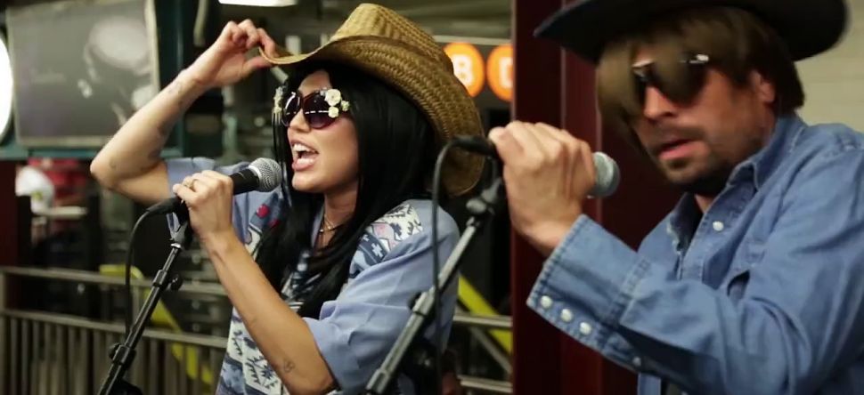 Miley Cyrus se déguise pour chanter dans le métro incognito !