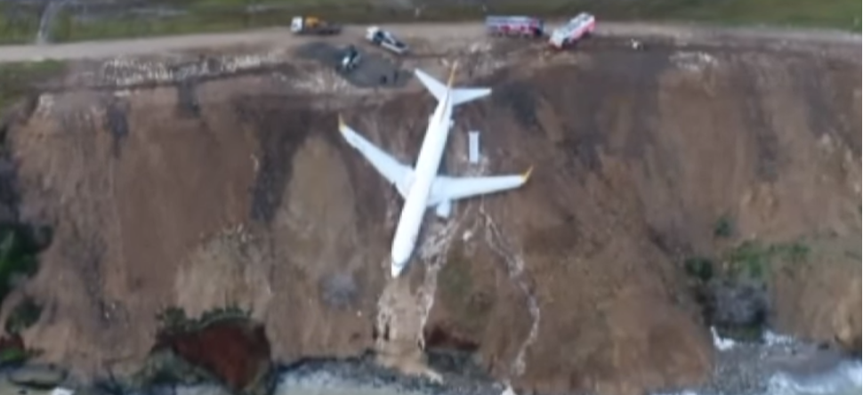 Un avion rate son atterrissage et termine sa course au bord d’une...