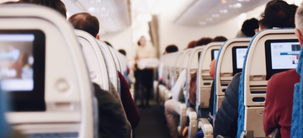 Complètement hystérique, une passagère se fait éjecter d’un vol...