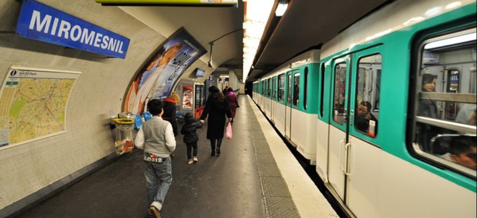 Un homme installe son salon dans une rame de métro (Photo)