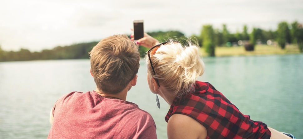 Pourquoi les jeunes préfèrent leur portable au sexe !