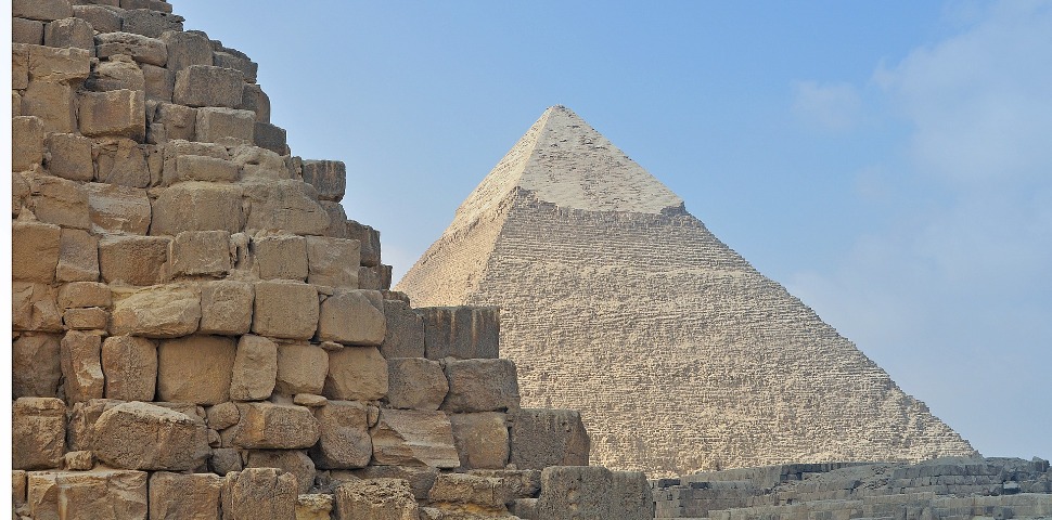 La photo d’un couple qui fait l’amour en haut d’une pyramide fait...