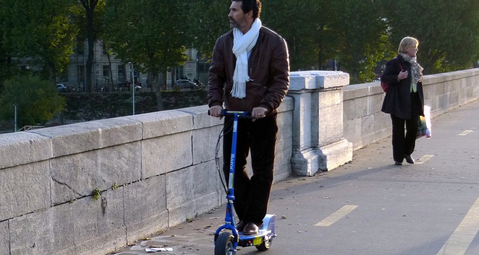 Seine-Saint-Denis : un homme filmé en trottinette sur l’A86