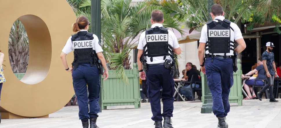 Viry-Châtillon : 13 jeunes accusés d’avoir brûlé des policiers...