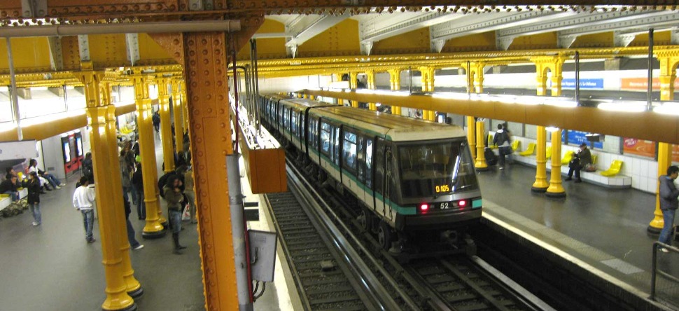 Métro : dans un état critique après une possible attaque à l’acide