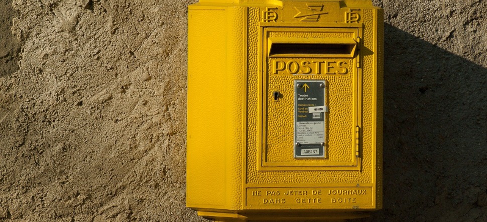 Un bureau de poste colle une affiche pour interdire de donner de...