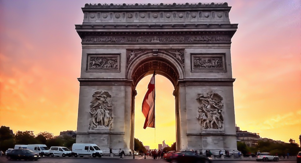 Une séance de cinéma en plein air sur les Champs-Élysées
