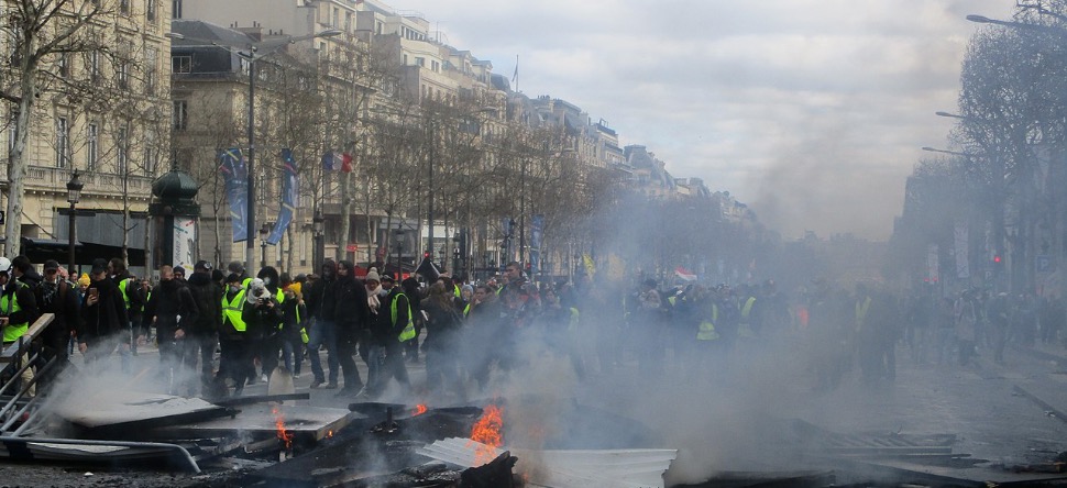 Des violences et des centaines d’interpellations dimanche sur les...