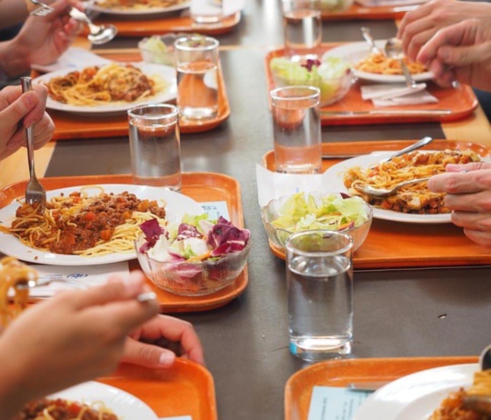 Des associations réclament plus de menus végétariens à la cantine