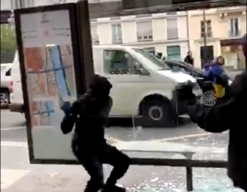 Gilets Jaunes : un abri bus invincible décourage les casseurs à...